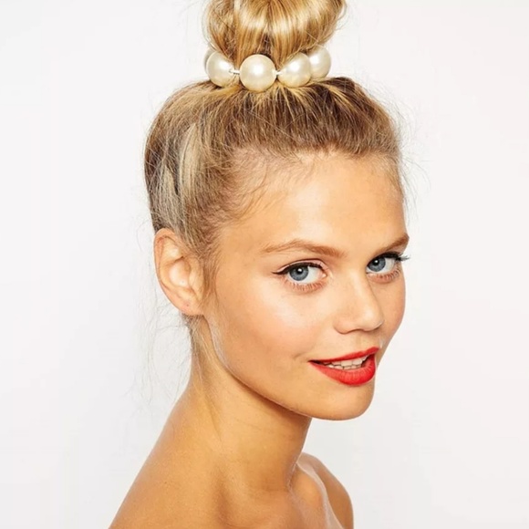 💎[3 for $15]💎 Pearl Scrunchie Ponytail Holder - Picture 6 of 6